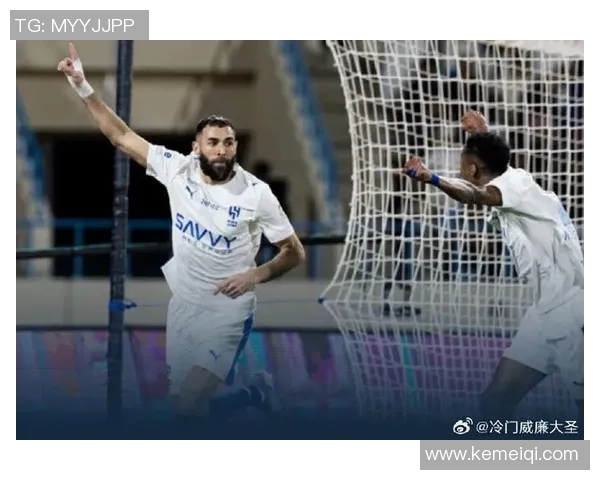 本泽马的传奇之路：从天才少年到世界足球巨星的蜕变与荣耀